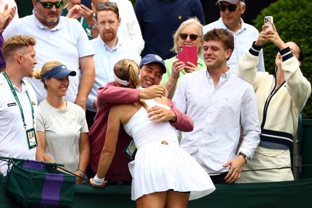 Katie Swan celebrates victory with her family Wimbledon Tennis Championships, Day 2, The All England Lawn Tennis and Croquet Club, London, UK - 30 Jun 2026London The All England Lawn Tennis and United Kingdom  Copyright: xJamesxMarsh Shutterstockx 16964208bt