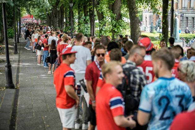 Fotball-VM 2026 Oslo 20260630. Lange koer for a komme inn til Fotball i sentrum ved Spikersuppa for a se VM-kampen mellom Norge og Elfenbenkysten. Foto: Stian Lysberg Solum NTB Oslo Norge EDITORIAL USE ONLY. RESTRICTED USE FOR BETTING COMPANIES Ref:_SPOaAh_94w6uhs.jpg *** 2026 World Cup, Oslo, June 30, 2026: Long lines to get into the Soccer in the City Center event at Spikersuppa to watch the World Cup match between Norway and Ivory Coast. Photo by Stian Lysberg Solum, NTB, Oslo, Norway. EDITORIAL USE ONLY. RESTRICTED USE FOR BETBETTING COMPANIES  Copyright: xStianxLysbergxSolumx xNTBx