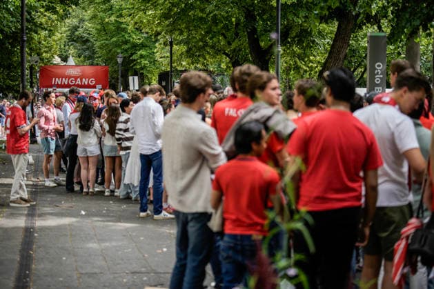 World Cup 2026 Oslo 20260630. Long queues to get into Fotball in the city center at Spikersuppa to watch the World Cup match between Norway and Ivory Coast. Photo: Stian Lysberg Solum NTB Oslo Norway EDITORIAL USE ONLY. RESTRICTED USE FOR BETTING COMPANIES Ref:_SPO2RV73icRYE8.jpg *** 2026 World Cup Oslo 20260630 Long lines to get into the soccer venue in the city center at Spikersuppa to watch the World Cup match between Norway and the Ivory Coast Photo by Stian Lysberg Solum, NTB, Oslo, Norway EDITORIAL USE ONLY RESTRICTED USE FOR BETTING COMPANIES  Copyright: xStianxLysbergxSolumx xNTBx