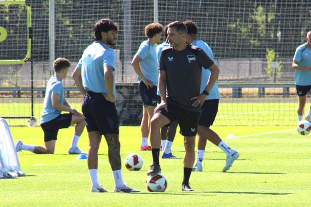 DEU, DFL, 2. FBL Hertha BSC, Training, 30.06.2026, Sportforum, Berlin, DEU, DFL, 2. FBL Hertha BSC, Training, im Bild Cheftrainer Stefan Leitl (Hertha BSC Berlin), Kevin Sessa (Hertha BSC Berlin 8) DFL - regulations prohibit any use of Photographs as image sequences and or quasi-video *** DEU, DFL, 2nd Bundesliga Hertha BSC, Training, June 30, 2026, Sportforum, Berlin, DEU, DFL, 2nd Bundesliga, Hertha BSC, Training, Pictured: Head Coach Stefan Leitl, Hertha BSC Berlin; Kevin Sessa, Hertha BSC Berlin. 8. DFL regulations prohibit any use of photographs as image sequences and or quasi-video. nordphotoxGmbHx xEngler nph00076