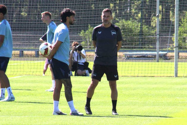 DEU, DFL, 2. FBL Hertha BSC, Training, 30.06.2026, Sportforum, Berlin, DEU, DFL, 2. FBL Hertha BSC, Training, im Bild Cheftrainer Stefan Leitl (Hertha BSC Berlin), Kevin Sessa (Hertha BSC Berlin 8) DFL - regulations prohibit any use of Photographs as image sequences and or quasi-video *** DEU, DFL, 2nd Bundesliga Hertha BSC, Training, June 30, 2026, Sportforum, Berlin, DEU, DFL, 2nd Bundesliga, Hertha BSC, Training, Pictured: Head Coach Stefan Leitl, Hertha BSC Berlin; Kevin Sessa, Hertha BSC Berlin. 8. DFL regulations prohibit any use of photographs as image sequences and or quasi-video. nordphotoxGmbHx xEngler nph00076