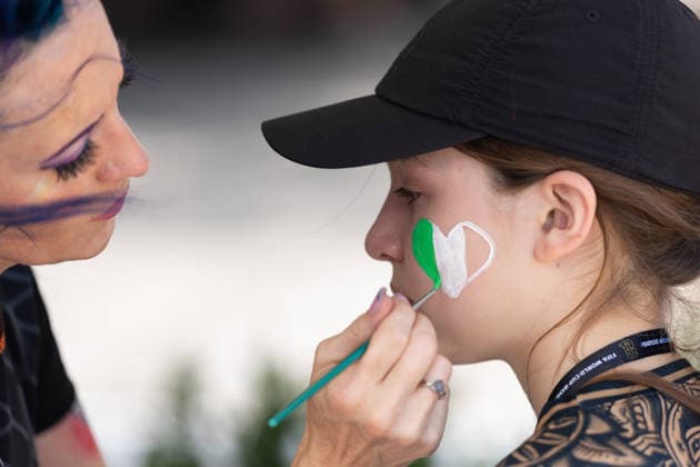 June 30, 2026, Arlington, Texas, USA: A fan gets her face painted before the 2026 FIFA World Cup, WM, Weltmeisterschaft, Fussball round of 32 match between CoÂ te dÃ¢â‚¬â ¢ivoire and Norway at Dallas Stadium in Arlington, Texas. Arlington USA - ZUMAh193 20260630_zsp_h193_002 Copyright: xDanielxMcGregor-Huyerx