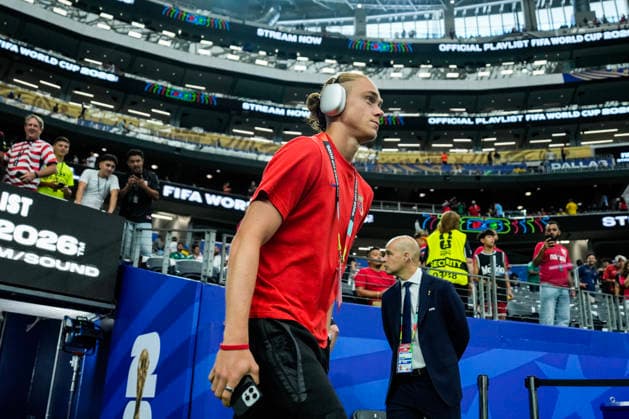 Fotball-VM 2026: Elfenbenskysten - Norge Arlington, Texas , USA 20260630. Norges Thelo Aasgaard for kampstart i 16-delsfinalen mellom Elfenbenskysten og Norge under fotball-VM 2026 pa Dallas stadion. Foto: Fredrik Varfjell NTB Arlington, Texas USA EDITORIAL USE ONLY. RESTRICTED USE FOR BETTING COMPANIES Ref:_SPO_X9XeckcyOM.jpg *** 2026 FIFA World Cup: Ivory Coast vs. Norway, Arlington, Texas, USA 20260630 Norway’s Thelo Aasgaard at kickoff in the Round of 16 match between Ivory Coast and Norway during the 2026 FIFA World Cup at Dallas Stadium. Photo: Fredrik Varfjell, NTB, Arlington, Texas, USA EDITORIAL USE ONLY RESTRICTED USE FOR BETTING COMPANIES  Copyright: xFredrikxVarfjellx xNTBx