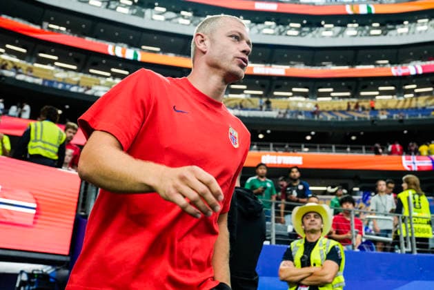 Fotball-VM 2026: Elfenbenskysten - Norge Arlington, Texas , USA 20260630. Norges Julian Ryerson for kampstart i 16-delsfinalen mellom Elfenbenskysten og Norge under fotball-VM 2026 pa Dallas stadion. Foto: Fredrik Varfjell NTB Arlington, Texas USA EDITORIAL USE ONLY. RESTRICTED USE FOR BETTING COMPANIES Ref:_SPO3r7Hm3lwVm8.jpg *** 2026 FIFA World Cup: Ivory Coast vs. Norway, Arlington, Texas, USA 20260630 Norway’s Julian Ryerson prepares for kickoff in the Round of 16 match between Ivory Coast and Norway during the 2026 FIFA World Cup at Dallas Stadium. Photo: Fredrik Varfjell, NTB, Arlington, Texas, USA EDITORIAL USE ONLY RESTRICTED USE FOR BETTING COMPANIES  Copyright: xFredrikxVarfjellx xNTBx