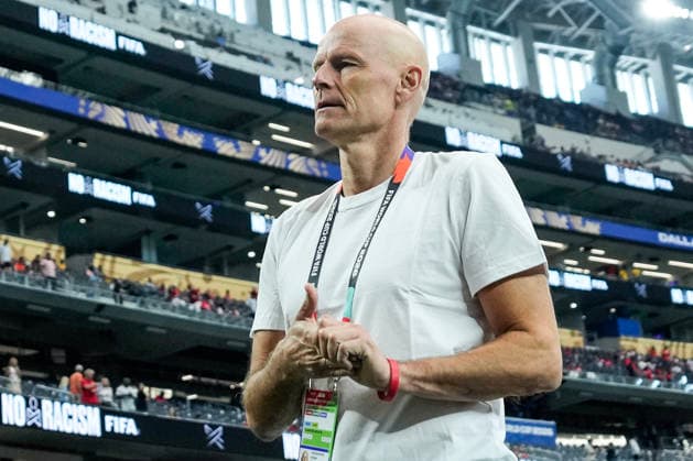 Fotball-VM 2026: Elfenbenskysten - Norge Arlington, Texas , USA 20260630. Norges landslagssjef Stale Solbakken for kampstart i 16-delsfinalen mellom Elfenbenskysten og Norge under fotball-VM 2026 pa Dallas stadion. Foto: Fredrik Varfjell NTB Arlington, Texas USA EDITORIAL USE ONLY. RESTRICTED USE FOR BETTING COMPANIES Ref:_SPOVIUhyasxLuM.jpg *** 2026 FIFA World Cup: Ivory Coast vs. Norway, Arlington, Texas, USA 20260630 Norway’s national team coach Stale Solbakken at kickoff for the Round of 16 match between Ivory Coast and Norway during the 2026 FIFA World Cup at Dallas Stadium. Photo: Fredrik Varfjell, NTB, Arlington, Texas, USA EDITORIAL USE ONLY RESTRICTED USE FOR BETTING COMPANIES  Copyright: xFredrikxVarfjellx xNTBx