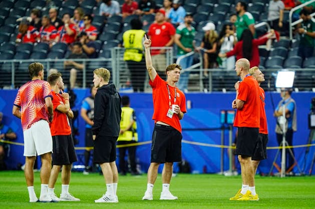Fotball-VM 2026: Elfenbenskysten - Norge Arlington, Texas , USA 20260630. Norges Henrik Falchener snakker med spilleransvarlig Brede Hangeland for 16-delsfinalen mellom Elfenbenskysten og Norge under fotball-VM 2026 pa Dallas stadion. Foto: Terje Pedersen NTB Arlington, Texas USA EDITORIAL USE ONLY. RESTRICTED USE FOR BETTING COMPANIES Ref:_SPOYtIc2GxD7Bo.jpg *** 2026 FIFA World Cup: Ivory Coast vs. Norway, Arlington, Texas, USA 20260630 Norway’s Henrik Falchener talks with team manager Brede Hangeland before the Round of 16 match between Ivory Coast and Norway during the 2026 FIFA World Cup at Dallas Stadium. Photo: Terje Pedersen, NTB, Arlington, Texas, USA EDITORIAL USE ONLY RESTRICTED USE FOR BETTING COMPANIES  Copyright: xTerjexPedersenx xNTBx