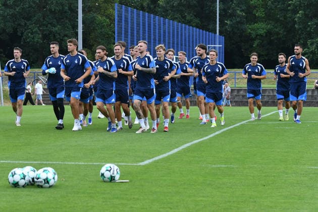 Fußball 3. Liga Trainingsauftakt MSV Duisburg am 30.06.2026 auf dem Trainingsgelände an der Westender Straße in Duisburg Duisburger Spieler beim Aufwärmen *** Soccer, 3rd Division: MSV Duisburg Kicks Off Training on June 30, 2026, at the Training Facility on Westender Straße in Duisburg; Duisburg Players Warming Up xRx