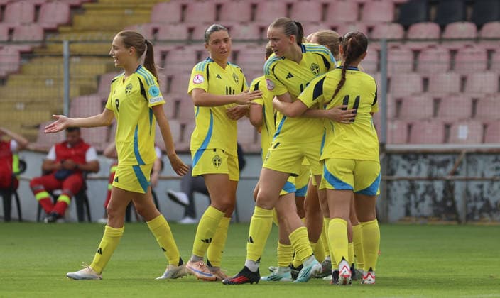 260630 Augusta Priks, Thea Steffansson and Fabienne Bartholdson of Sweden celebrate during the women s Euro Under-19 football match between Bosnia and Herzegovina and Sweden on June 30, 2026 in Zenica. Photo: Aleksandar Djorovic BILDBYRAN COP 184 XX0041 fotboll football soccer fotball womens euro under-19 bosnia - sweden bbeng sverige bosnien jubel *** June 30, 2026: Augusta Priks, Thea Steffansson, and Fabienne Bartholdson of Sweden celebrate during the Women’s Under-19 European Championship soccer match between Bosnia and Herzegovina and Sweden on June 30, 2026 in Zenica. Photo by Aleksandar Djorovic. BILDBYRAN COP 184 XX0041 soccer football fotball women s Euro Under-19 Bosnia Sweden BBENG Sweden Bosnia celebration  Copyright: AleksandarxDjorovic ,xALEKSANDARxDJOROVIC BB260630ZA003