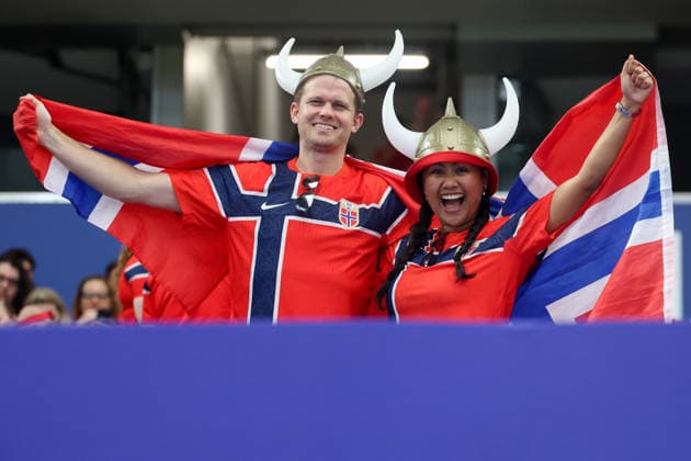 ARLINGTON, TX - JUNE 30: Two Norway fans wear viking hats and hold up their country™s flag ahead of the FIFA World Cup, WM, Weltmeisterschaft, Fussball 2026 Round of 32 match between CÃ te d Ivoire and Norway on June 30, 2026, at Dallas Stadium in Dallas, Texas. (Photo by David Buono Icon Sportswire) SOCCER: JUN 30 FIFA World Cup 26 Round of 32 - CÃ te d Ivoire vs Norway EDITORIAL USE ONLY Icon260630005