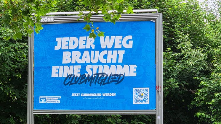 CFC_Vision2030 30.06.2026, Chemnitz, Fußball, Regionaligist CFC. Club startet VISION 2030 mit Plakatwerbung. Für den CFC. Für Chemnitz. Unsere Farben in unserer Stadt Die Mitgliederkampagne wird den Chemnitzer FC in der kommenden Saison dauerhaft begleiten. Ermöglicht wird die Kampagne in ihrer Größe und Reichweite unter anderem durch die großzügige Unterstützung der Volksbank Chemnitz eG, die als exklusiver Partner die Umsetzung der Mitgliederkampagne maßgeblich begleitet. In Zusammenarbeit mit der Stadtbild Werbegesellschaft wird die Kampagne außerdem im gesamten Chemnitzer Stadtgebiet durch Plakatwerbungen sichtbar sein. Man will die Zahl von 5000 Mitgliedern erreichen. Chemnitz Sachsen BRD *** CFC Vision2030 June 30, 2026, Chemnitz, Sports, Soccer, Regional newspaper CFC Club launches VISION 2030 with billboard advertising For the CFC, For Chemnitz—Our colors in our city. The membership campaign will run throughout the upcoming season for Chemnitzer FC. The campaign’s scale and reach are made possible, in part, by the generous support of Volksbank Chemnitz eG, which, as an exclusive partner, is playing a key role in implementing the membership campaign. In collaboration with Stadtbild Werbegesellschaft, the campaign will also be visible throughout the city of Chemnitz via billboard advertisements. The goal is to reach 5,000 members. Chemnitz, Saxony, Germany