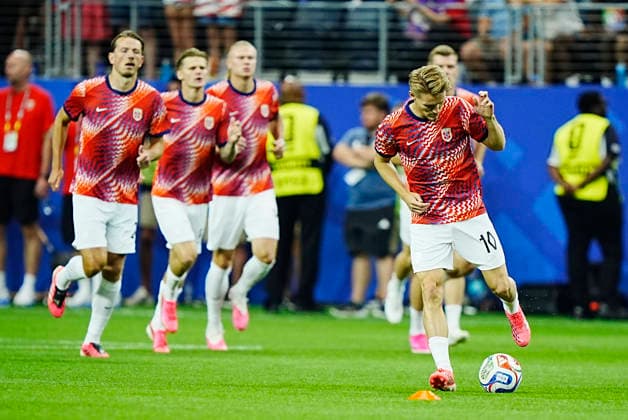 Fotball-VM 2026: Elfenbenskysten - Norge Arlington, Texas , USA 20260630. Norges Martin odegaard varmer opp for 16-delsfinalen mellom Elfenbenskysten og Norge under fotball-VM 2026 pa Dallas stadion. Foto: Terje Pedersen NTB Arlington, Texas USA EDITORIAL USE ONLY. RESTRICTED USE FOR BETTING COMPANIES Ref:_SPOcrikfoilZDg.jpg *** 2026 FIFA World Cup Ivory Coast Norway Arlington, Texas, USA 20260630 Norway’s Martin Ødegaard warms up for the Round of 16 match between Ivory Coast and Norway during the 2026 FIFA World Cup at Dallas Stadium. Photo: Terje Pedersen, NTB Arlington, Texas, USA EDITORIAL USE ONLY RESTRICTED USE FOR BETTING COMPANIES  Copyright: xTerjexPedersenx xNTBx
