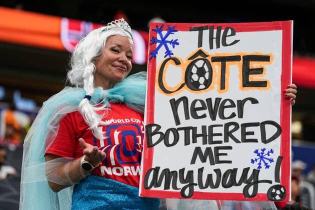 Norway fan dressed as Elsa from Frozen holds up a sign Ivory Coast v Norway, 2026 FIFA World Cup, WM, Weltmeisterschaft, Fussball Round of 32, Football, Dallas Stadium, Arlington, Texas, USA - 30 Jun 2026Arlington Dallas Stadium Texas (TX) United States of America  Copyright: xIsmaelxAdnan Shutterstockx 16970308g