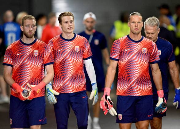 FIFA World Cup, WM, Weltmeisterschaft, Fussball 2026 - Round of 32 - Ivory Coast vs Norway Norway goalkeepers wait to come on the pitch for the warm-up before the FIFA World Cup 2026 Round of 32 match Ivory Coast against Norway, in Dallas, USA, 30 June 2026. DALLAS United States  Copyright: xALBERTxPENAx