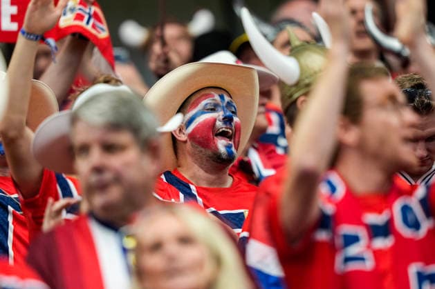 Fotball-VM 2026: Elfenbenskysten - Norge Arlington, Texas , USA 20260630. Norske supportere for kampstart i 16-delsfinalen mellom Elfenbenskysten og Norge under fotball-VM 2026 pa Dallas stadion. Foto: Fredrik Varfjell NTB Arlington, Texas USA EDITORIAL USE ONLY. RESTRICTED USE FOR BETTING COMPANIES Ref:_SPOv2cO8P5TIqI.jpg *** 2026 FIFA World Cup: Ivory Coast vs. Norway, Arlington, Texas, USA 20260630 Norwegian fans await kickoff in the Round of 16 match between Ivory Coast and Norway during the 2026 FIFA World Cup at Dallas Stadium. Photo: Fredrik Varfjell, NTB. Arlington, Texas, USA EDITORIAL USE ONLY RESTRICTED USE FOR BETTING COMPANIES  Copyright: xFredrikxVarfjellx xNTBx