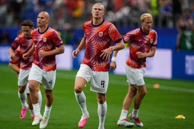 Erling Haaland of Norway warms up Ivory Coast v Norway, 2026 FIFA World Cup, WM, Weltmeisterschaft, Fussball Round of 32, Football, Dallas Stadium, Arlington, Texas, USA - 30 Jun 2026Arlington Dallas Stadium Texas (TX) United States of America  Copyright: xIsmaelxAdnan Shutterstockx 16970308j
