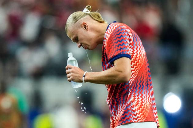 Fotball-VM 2026: Elfenbenskysten - Norge Arlington, Texas , USA 20260630. Norges Erling Braut Haaland varmer opp for 16-delsfinalen mellom Elfenbenskysten og Norge under fotball-VM 2026 pa Dallas stadion. Foto: Fredrik Varfjell NTB Arlington, Texas USA EDITORIAL USE ONLY. RESTRICTED USE FOR BETTING COMPANIES Ref:_SPOyUXRwQHR1Hs.jpg *** 2026 FIFA World Cup: Ivory Coast vs. Norway, Arlington, Texas, USA 20260630 Norway’s Erling Braut Haaland warms up for the Round of 16 match between Ivory Coast and Norway during the 2026 FIFA World Cup at Dallas Stadium. Photo: Fredrik Varfjell, NTB. Arlington, Texas, USA EDITORIAL USE ONLY RESTRICTED USE FOR BETTING COMPANIES  Copyright: xFredrikxVarfjellx xNTBx