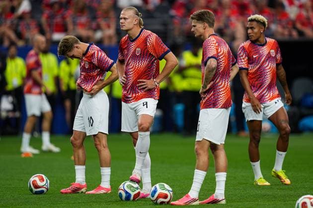 Erling Haaland of Norway and his teammates warm up Ivory Coast v Norway, 2026 FIFA World Cup, WM, Weltmeisterschaft, Fussball Round of 32, Football, Dallas Stadium, Arlington, Texas, USA - 30 Jun 2026Arlington Dallas Stadium Texas (TX) United States of America  Copyright: xIsmaelxAdnan Shutterstockx 16970308u