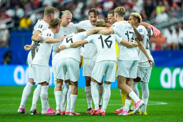 Fotball-VM 2026: Elfenbenskysten - Norge Arlington, Texas , USA 20260630. Norges Erling Braut Haaland og norske spillere for kampstart i 16-delsfinalen mellom Elfenbenskysten og Norge under fotball-VM 2026 pa Dallas stadion. Foto: Fredrik Varfjell NTB Arlington, Texas USA EDITORIAL USE ONLY. RESTRICTED USE FOR BETTING COMPANIES Ref:_SPOt750gVl9fcU.jpg *** 2026 FIFA World Cup: Ivory Coast vs. Norway, Arlington, Texas, USA 20260630 Norway’s Erling Braut Haaland and Norwegian players at kickoff for the Round of 16 match between Ivory Coast and Norway during the 2026 FIFA World Cup at Dallas Stadium. Photo: Fredrik Varfjell, NTB, Arlington, Texas, USA EDITORIAL USE ONLY RESTRICTED USE FOR BETTING COMPANIES  Copyright: xFredrikxVarfjellx xNTBx