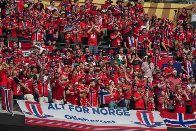 Norway fans cheer after the Norway national anthem is sung Ivory Coast v Norway, 2026 FIFA World Cup, WM, Weltmeisterschaft, Fussball Round of 32, Football, Dallas Stadium, Arlington, Texas, USA - 30 Jun 2026Arlington Dallas Stadium Texas (TX) United States of America  Copyright: xIsmaelxAdnan Shutterstockx 16970308ah