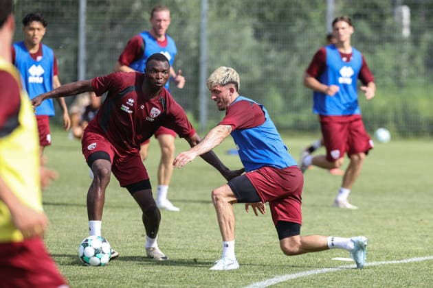 3. Liga; FC Ingolstadt 04 - Trainingsauftakt nach Sommerpause; Zweikampf Kampf um den Ball Obed Ugondu (17, FCI) Linus Rosenlöcher (19, FCI) 3. Liga - FC Ingolstadt 04 Saison 2026 2027 Trainingsauftakt nach Sommerpause *** 3rd Division FC Ingolstadt 04: First Training Session After the Summer Break; Tackle; Battle for the Ball; Obed Ugondu 17, FCI; Linus Rosenlöcher 19, FCI; 3rd Division FC Ingolstadt 04: 2026–2027 Season; First Training Session After the Summer Break