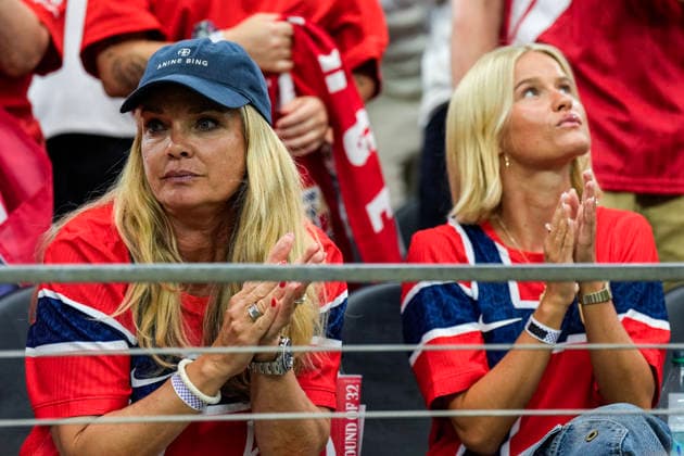 World Cup 2026: Ivory Coast - Norway Arlington, Texas , USA 20260630. Anniken and Ida Solbakken, national team, Nationalteam manager Stale Solbakken s wife and daughter, before the start of the match in the round of 16 between Ivory Coast and Norway during the 2026 FIFA World Cup, WM, Weltmeisterschaft, Fussball at the Dallas stadium. Photo: Fredrik Varfjell NTB Arlington, Texas United States EDITORIAL USE ONLY. RESTRICTED USE FOR BETTING COMPANIES Ref:_SPOIfmfAHuJbqM.jpg *** 2026 World Cup: Ivory Coast vs. Norway, Arlington, Texas, USA, June 30, 2026. Anniken and Ida Solbakken, the wife and daughter of national team manager Stale Solbakken, before the start of the Round of 16 match between Ivory Coast and Norway during the 2026 FIFA World Cup at Dallas Stadium. Photo: Fredrik Varfjell, NTB. Arlington, Texas, United States. EDITORIAL USE ONLY. RESTRICTED USE FOR BETTING COMPANIES.  Copyright: xFredrikxVarfjellx xNTBx