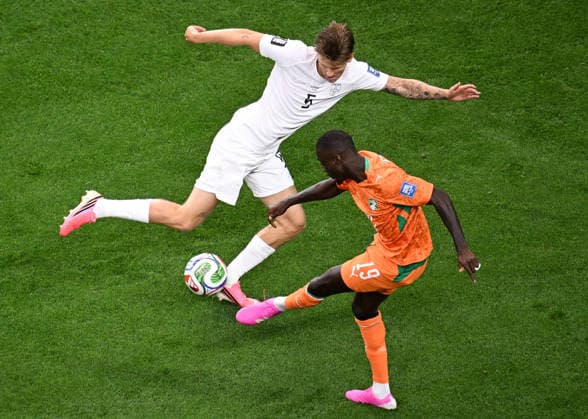 (260701) -- DALLAS, July 1, 2026 -- David Moller Wolfe (L) of Norway competes with Nicolas Pepe of Cote d Ivoire during the round of 32 match between Cote d Ivoire and Norway at the 2026 FIFA World Cup, WM, Weltmeisterschaft, Fussball at Dallas Stadium in Dallas, the United States, June 30, 2026. ) (SP)U.S.-DALLAS-FOOTBALL-FIFA WORLD CUP-ROUND OF 32-CIV VS NOR WuxXiaoling 