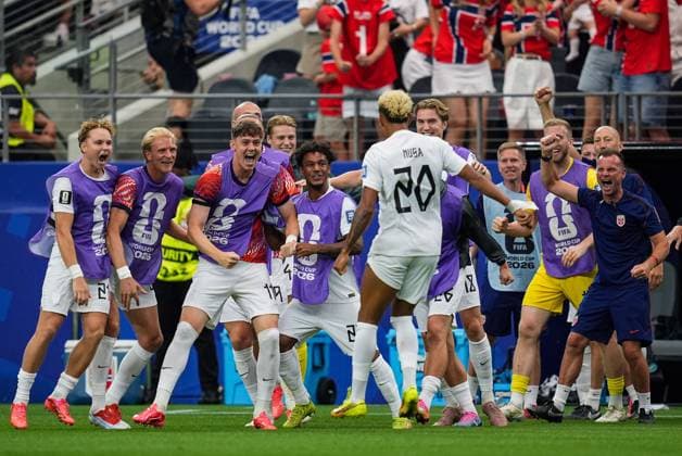 Antonio Nusa of Norway celebrates his goal with his Norway teammates Ivory Coast v Norway, 2026 FIFA World Cup, WM, Weltmeisterschaft, Fussball Round of 32, Football, Dallas Stadium, Arlington, Texas, USA - 30 Jun 2026Arlington Dallas Stadium Texas (TX) United States of America  Copyright: xIsmaelxAdnan Shutterstockx 16970308bq