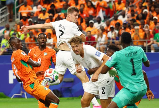 Norway s Alexander Sorloth (7) goes up for a header as Cote d Ivoire s goalkeeper Yahia Fofana defends in the first half of a FIFA World Cup, WM, Weltmeisterschaft, Fussball match at Dallas Stadium in Dallas, Texas, on Tuesday, June 30, 2026.  DAL20260630905 CHRISTIANxBRUNSKILL