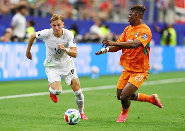Norway s Marcus Holmgren Pedersen (16) and Cote d Ivoire s Emmanuel Agbadou race for the ball in the first half of a FIFA World Cup, WM, Weltmeisterschaft, Fussball match at Dallas Stadium in Dallas, Texas, on Tuesday, June 30, 2026.  DAL20260630906 CHRISTIANxBRUNSKILL