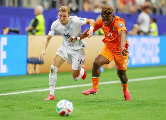 Norway s Marcus Holmgren Pedersen (16) and Cote d Ivoire s Emmanuel Agbadou race for the ball in the first half of a FIFA World Cup, WM, Weltmeisterschaft, Fussball match at Dallas Stadium in Dallas, Texas, on Tuesday, June 30, 2026.  DAL20260630907 CHRISTIANxBRUNSKILL
