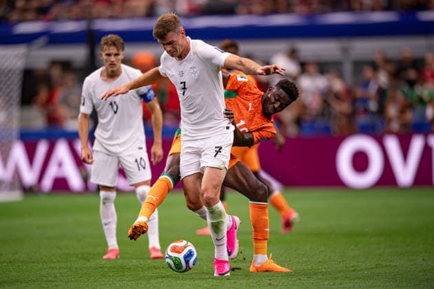 Alexander Sorloth of Norway and Ibrahim Sangare of Côte d Ivoire fight for possession during the FIFA World Cup, WM, Weltmeisterschaft, Fussball 2026 match between Ivory Coast and Norway at Dallas Stadium in Arlington, Texas, United States, on June 30th, 2026. (Photo by Riquelve Nata Sports Press Photo)  Copyright: xRiquelvexNata SportsxPressxPhotox Sportspressphoto_SPR180980