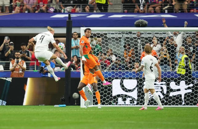 Erling Haaland (Norway) heads during Ivory Coast and Norway, Round of 32 FIFA World Cup, WM, Weltmeisterschaft, Fussball 2026, Dallas Stadium, Arlington, United States on June 30, 2026. Thor Wegner DeFodi Images. (Photo by DeFodi Images) - *** Erling Haaland of Norway heads the ball during the match between Ivory Coast and Norway in the Round of 32 of the 2026 FIFA World Cup at Dallas Stadium in Arlington, United States, on June 30, 2026. Photo by Thor Wegner, DeFodi Images