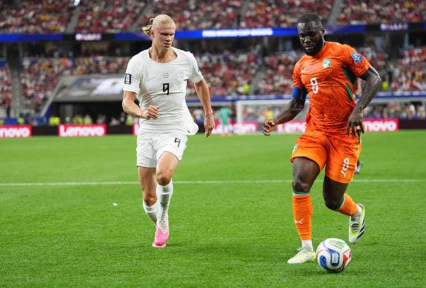 Erling Haaland (Norway) and Franck Kessie (Ivory Coast) battle for the ball during Ivory Coast and Norway, Round of 32 FIFA World Cup, WM, Weltmeisterschaft, Fussball 2026, Dallas Stadium, Arlington, United States on June 30, 2026. Thor Wegner DeFodi Images. (Photo by DeFodi Images) - *** Erling Haaland of Norway and Franck Kessie of Ivory Coast battle for the ball during the Ivory Coast vs. Norway match in the Round of 32 of the 2026 FIFA World Cup at Dallas Stadium in Arlington, United States, on June 30, 2026. Photo by Thor Wegner, DeFodi Images