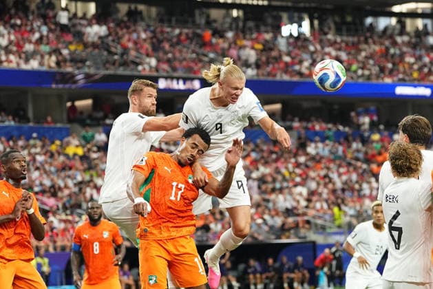 Erling Haaland (Norway) heads during Ivory Coast and Norway, Round of 32 FIFA World Cup, WM, Weltmeisterschaft, Fussball 2026, Dallas Stadium, Arlington, United States on June 30, 2026. Thor Wegner DeFodi Images. (Photo by DeFodi Images) - *** Erling Haaland of Norway heads the ball during the match between Ivory Coast and Norway in the Round of 32 of the 2026 FIFA World Cup at Dallas Stadium in Arlington, United States, on June 30, 2026. Photo by Thor Wegner, DeFodi Images