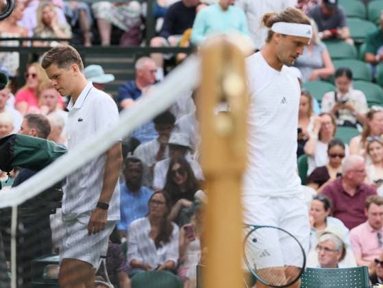 Belgian Alexander Blockx and German Alexander Zverev pictured during a first round game between Belgian Blockx and German Zverev in the Men s singles at the Wimbledon grand slam tennis tournament in London, Britain, Tuesday 30 June 2026. BENOITxDOPPAGNE  x180028412x