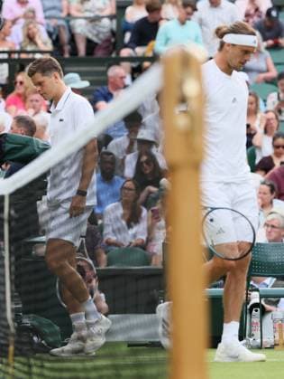 Belgian Alexander Blockx and German Alexander Zverev pictured during a first round game between Belgian Blockx and German Zverev in the Men s singles at the Wimbledon grand slam tennis tournament in London, Britain, Tuesday 30 June 2026. BENOITxDOPPAGNE  x180028423x