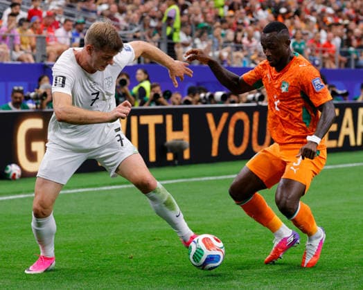 June 30, 2026, Arlington, Texas, USA: Norway forward ALEXANDER SoËœRLOTH (7) and CoÂ te d Ivoire defender GHISLAIN KONAN (3) battle for ball during the 2026 FIFA World Cup, WM, Weltmeisterschaft, Fussball Round of 32 match between Cote d Ivoire and Norway at Dallas Stadium on June 30, 2026 in Arlington, Texas. FIFA World Cup 2026 - Cote D Ivoire0:1Norway.  - ZUMAa325 20260630_zsa_a325_002 Copyright: xDavidxBalleringxIix