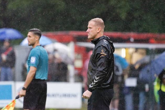 Fußball, Saison 2025 26, Freundschaftsspiel, Altona 93 - FC St. Pauli, Adolf-Jäger-Kampfbahn (Hamburg), 30.06.2026 Jan-Philipp Rose (AFC, Cheftrainer, Neuzugang) Hamburg Deutschland *** Soccer, 2025–26 season, Friendly match, Altona 93 vs. FC St. Pauli, Adolf Jäger Kampfbahn, Hamburg, June 30, 2026; Jan Philipp Rose AFC, Head Coach, New Signing, Hamburg, Germany