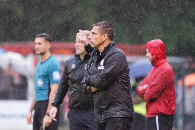 Fußball, Saison 2025 26, Freundschaftsspiel, Altona 93 - FC St. Pauli, Adolf-Jäger-Kampfbahn (Hamburg), 30.06.2026 Marcel Rapp (FCSP, Cheftrainer) Hamburg Deutschland *** Soccer, 2025–26 season, Friendly match, Altona 93 vs. FC St. Pauli, Adolf Jäger Kampfbahn, Hamburg, June 30, 2026; Marcel Rapp, FCSP, Head Coach, Hamburg, Germany