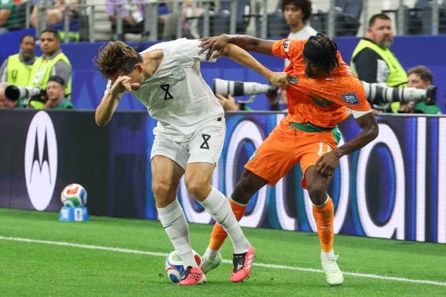ARLINGTON, TX - JUNE 30: Sander Berge 8 of Norway and Yan Diomande 11 of Cote d Ivoire grab each others jerseys while battling for the ball during the FIFA World Cup, WM, Weltmeisterschaft, Fussball 2026 Round of 32 match between CÃ te d Ivoire and Norway on June 30, 2026, at Dallas Stadium in Dallas, Texas. (Photo by David Buono Icon Sportswire) SOCCER: JUN 30 FIFA World Cup 26 Round of 32 - CÃ te d Ivoire vs Norway EDITORIAL USE ONLY Icon260630018