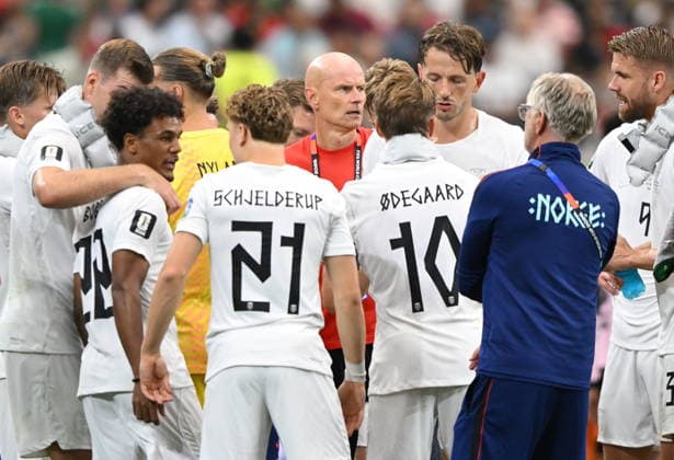 FIFA World Cup, WM, Weltmeisterschaft, Fussball 2026 - Round of 32 - Ivory Coast vs Norway Norway s head coach Stale Solbakken (C) talks to players during a hydration break in the FIFA World Cup 2026 Round of 32 match Ivory Coast against Norway, in Dallas, USA, 30 June 2026. DALLAS United States  Copyright: xALBERTxPENAx