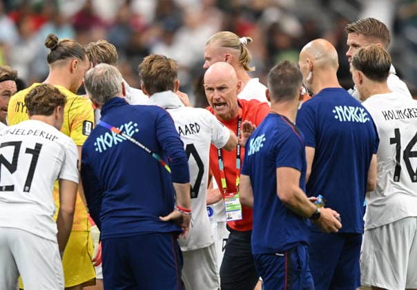 FIFA World Cup, WM, Weltmeisterschaft, Fussball 2026 - Round of 32 - Ivory Coast vs Norway Norway s head coach Stale Solbakken (C) talks to players during a hydration break in the FIFA World Cup 2026 Round of 32 match Ivory Coast against Norway, in Dallas, USA, 30 June 2026. DALLAS United States  Copyright: xALBERTxPENAx