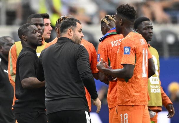 FIFA World Cup, WM, Weltmeisterschaft, Fussball 2026 - Round of 32 - Ivory Coast vs Norway Ivory Coast s head coach Emerse Fae (L) talks to players during a hydration break in the FIFA World Cup 2026 Round of 32 match Ivory Coast against Norway, in Dallas, USA, 30 June 2026. DALLAS United States  Copyright: xALBERTxPENAx