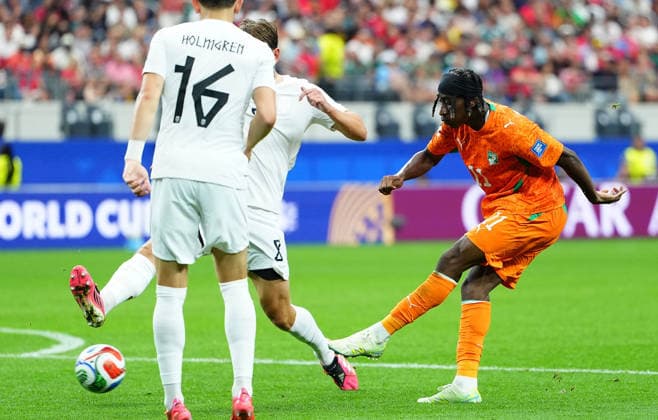 (260701) -- DALLAS, July 1, 2026 -- Yan Diomande (R) of Cote d Ivoire competes during the round of 32 match between Cote d Ivoire and Norway at the 2026 FIFA World Cup, WM, Weltmeisterschaft, Fussball at Dallas Stadium in Dallas, the United States, June 30, 2026. ) (SP)U.S.-DALLAS-FOOTBALL-FIFA WORLD CUP-ROUND OF 32-CIV VS NOR JiaxHaocheng 