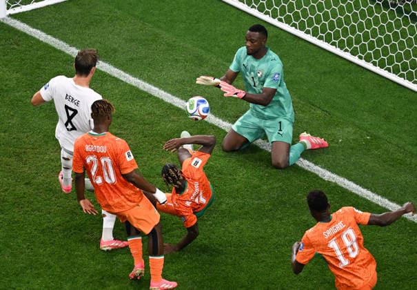 (260701) -- DALLAS, July 1, 2026 -- Yahia Fofana (up R), goalkeeper of Cote d Ivoire, makes a save during the round of 32 match between Cote d Ivoire and Norway at the 2026 FIFA World Cup, WM, Weltmeisterschaft, Fussball at Dallas Stadium in Dallas, the United States, June 30, 2026. ) (SP)U.S.-DALLAS-FOOTBALL-FIFA WORLD CUP-ROUND OF 32-CIV VS NOR WuxXiaoling 