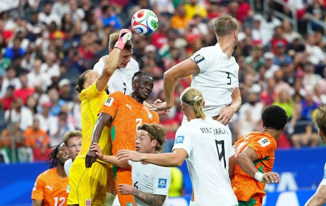 (260701) -- DALLAS, July 1, 2026 -- Orjan Nyland (3rd L), goalkeeper of Norway, makes a save during the round of 32 match between Cote d Ivoire and Norway at the 2026 FIFA World Cup, WM, Weltmeisterschaft, Fussball at Dallas Stadium in Dallas, the United States, June 30, 2026. ) (SP)U.S.-DALLAS-FOOTBALL-FIFA WORLD CUP-ROUND OF 32-CIV VS NOR JiaxHaocheng 
