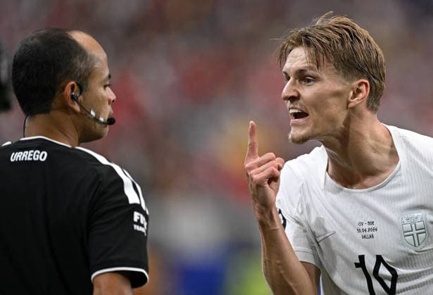 (260701) -- DALLAS, July 1, 2026 -- Martin Odegaard (R) of Norway communicates with the referee during the round of 32 match between Cote d Ivoire and Norway at the 2026 FIFA World Cup, WM, Weltmeisterschaft, Fussball at Dallas Stadium in Dallas, the United States, June 30, 2026. ) (SP)U.S.-DALLAS-FOOTBALL-FIFA WORLD CUP-ROUND OF 32-CIV VS NOR ChengxMin 