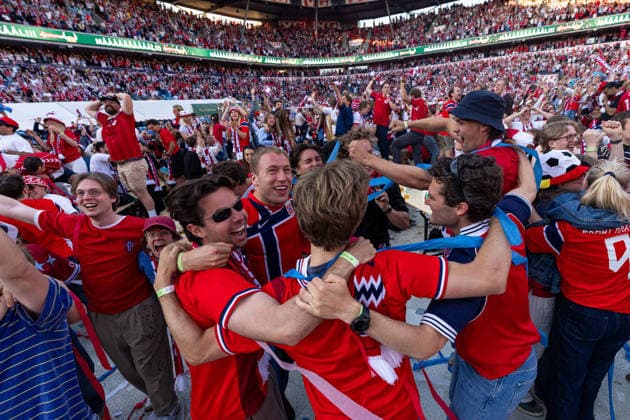 260630 Norwegian fans celebrate during FIFA World Cup, WM, Weltmeisterschaft, Fussball 2026 on June 30, 2026 in Oslo. EDITORIAL USE ONLY Photo: Marius Nordnes BILDBYRAN COP 185 MX0002 fotboll football soccer fotball world cup 2026 fans in oslo bbeng publik jubel *** June 30, 2026: Norwegian fans celebrate during the 2026 FIFA World Cup 2026 in Oslo EDITORIAL USE ONLY Photo Marius Nordnes BILDBYRAN COP 185 MX0002 soccer football fotball 2026 World Cup fans in Oslo crowd cheering  Copyright: MARIUSxNORDNES BB260630ZG030