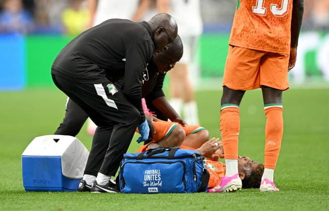 FIFA World Cup, WM, Weltmeisterschaft, Fussball 2026 - Round of 32 - Ivory Coast vs Norway Amad Diallo of Ivory Coast receives treatment during the FIFA World Cup 2026 Round of 32 match Ivory Coast against Norway, in Dallas, USA, 30 June 2026. DALLAS United States  Copyright: xALBERTxPENAx