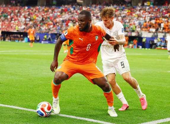 Norway s David Moller Wolfe (5) challenges Cote d Ivoire s Franck Kessie for the ball in the second half of a FIFA World Cup, WM, Weltmeisterschaft, Fussball match at Dallas Stadium in Dallas, Texas, on Tuesday, June 30, 2026.  DAL20260630920 CHRISTIANxBRUNSKILL